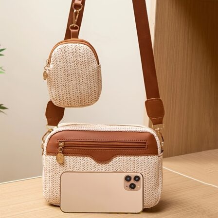 Una bandolera diagonal con diseño cuadrado tejido en dos tonos, una pequeña bolsa de teléfono de paja perfecta para vacaciones en la playa, y un monedero lindo que